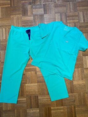 Figs Surgical Green scrub set size L/XL petite